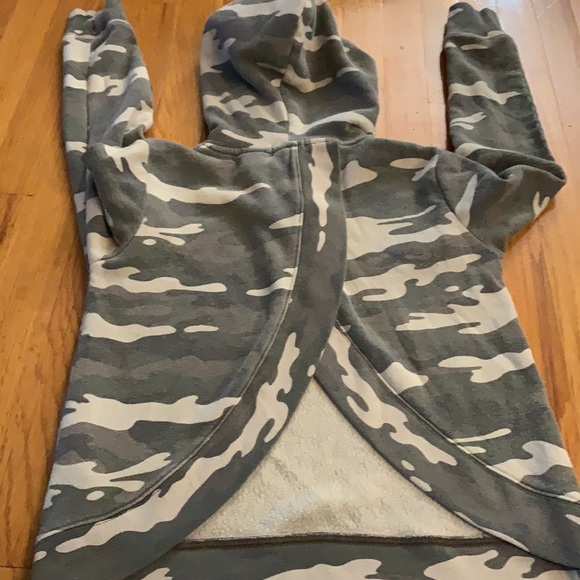 Butter size 12 Camo split back youth hoodie with finger holes ❤️host pick - Picture 2 of 6